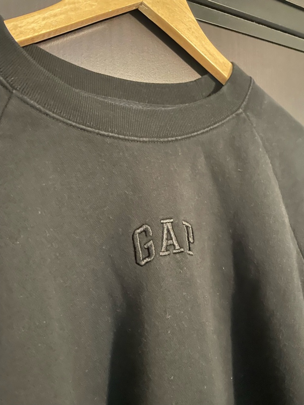Gap Women’s Black Crewneck Sweatshirt - Picture 5 of 5